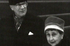 Kuva: Presidentti Urho Kekkonen ja rouva Sylvi Kekkonen l�hd�ss� Leningradiin tammikuussa 1959. YLE kuvanauha.