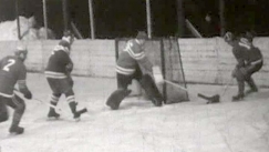 Kuva: T�htipaitojen hy�kk�ys k�ynniss� ottelussa Vesa - HIFK. YLE kuvanauha.