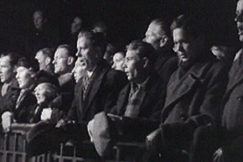 Kuva: Suomalaiset laulavat Maamme-laulua neuvottelijoiden l�htiess� Moskovaan Helsingin rautatieasemalta. YLE kuvanauha/Filmi-Kuva Oy