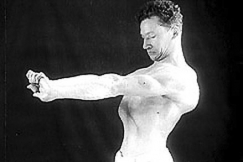 Kuva: Painonnostaja Lasse Str�mberg esittelee lihashallintaa. YLE kuvanauha.