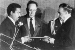 Kuva: Portugali tunnustaa Guinea-Bissaun itsen�istymisen. Guinea-Bissaun Pedro Pires sek� portugalilaiset kenraali Vasco Goncalves, presidentti Francisco Da Costa Gomes ja amiraali Jose Batista Pinheiro de Azevedo. (1974) Pressfoto.