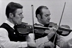 Kuva: Hannu Rauma ja Konsta Jylh� soittavat. (1970) YLE kuvanauha.