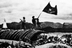 Kuva: Vietnamilaiset sotilaat
kaapatun Ranskan armeijan p��majalla.
Dien Bien Phu, Vietnam.
(1954)
AP Graphics Bank