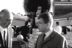 Kuva: Arvi Lind haastattelee Suomen
Punaisen Ristin p��sihteeri� Kai Warrasta.
(1968)
Tv-uutiset