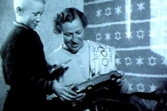 Kuva: Siiri Rantanen antaa pojalleen kisatuliaisena leikkiauton. (1956) YLE kuvanauha.