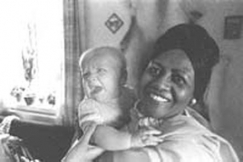 Kuva: Afrikkalainen k�til� 
tutustumassa suomalaisiin neuvoloihin. 
(1970)
Kalle Kultala