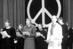 Kuva: Ylioppilasteatteri Sadankomitean itsen�isyysp�iv�n matineassa. (1966) YLE kuvanauha.