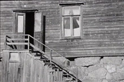 Kuva: Purku-uhan alla oleva r�nsistynyt puutalo. YLE kuvanauha. 