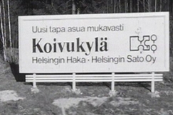 Kuva: Vataan Koivukyl�n asuinalueen mainoskyltti: Uusi tapa asua mukavasti. YLE kuvanauha.