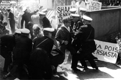 Kuva: Iranin shaahin vastainen mielenosoitus Esplanadin puistossa Helsingiss� shaahin Suomen vierailun aikana.
(1970)
Pressofoto