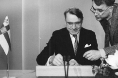 Kuva: Kuvassa Mauno Koivisto 
valmistautuu presidenttikautensa 
viimeiseen uudenvuodenpuheeseen 
televisiostudiossa 
ohjaaja Heikki Rokkasen.
avustamana.
Kalevi Rytk�l�