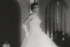 Kuva: Mannekiini esittelee juhlahametta. YLE kuvanauha. 