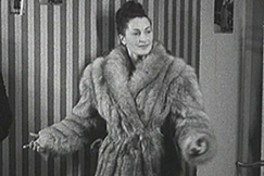 Kuva: Mannekiini esittelee ranskalaista turkkia. YLE kuvanauha. 