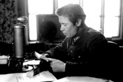 Kuva: TK-mies Oke Tuuri lukee kirjaa Aunuksen radiossa jatkosodan aikana. Eino Nurmi.