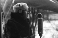 Kuva: Vuokko Arni selostaa (1937). YLE Valokuva-arkisto.