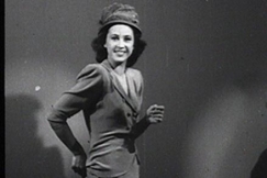 Kuva: Mannekiini Tatjaana Lindstr�m esittelee jakkupukua. YLE kuvanauha. 