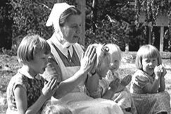 Kuva: Lapset leikkiv�t hoitajan johdolla kes�leirill�. YLE kuvanauha. 