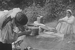 Kuva: Romaninaiset valmistavat ruokaa nuotiolla. YLE kuvanauha. 