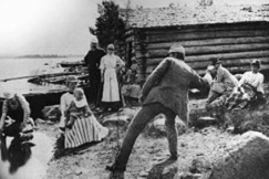 Kuva: Kirjailija Arvid J�rnefelt ja 
h�nen perhett��n kes�nvietossa.
(1890-luku)