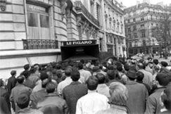 Kuva: Yleis� seuraa tv-uutisia kadulla. (1960-luku) Kalle Kultala.