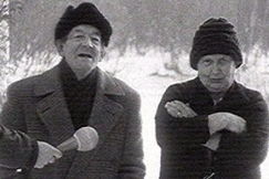 Kuva: Maalaistalon em�nt� ja is�nt� Karpon jututettavana. YLE kuvanauha. 