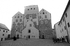 Kuva: Turun linnan sis�piha.
(1998)
Seppo Sarkkinen