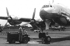 Kuva: Lentomatkan l�ht�valmisteluja.
(1950-luku)
YLE Kuvanauha