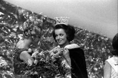 Kuva: Miss Suomi 1966 -kilpailut.
Virpi Miettinen ja Satu �string.