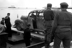 Kuva: Jatkosota.
Armeijan kuljetuskalustoa ja
huoltojoukkojen sotilaita.
(1941-1944)
Eino Nurmi. Kuva: Jatkosota.
Armeijan kuljetuskalustoa ja
huoltojoukkojen sotilaita.
(1941-1944)
Eino Nurmi.