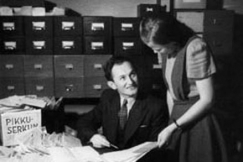 Kuva: Toimittaja Lauri Kantola tutkimassa kirjeit� radio-ohjelmaa varten.
(1952)
YLE