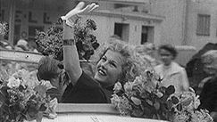 Kuva: Armi Kuuselaa juhlistetaan Miss Universimiksi tulon j�lkeen. YLE kuvanauha. 