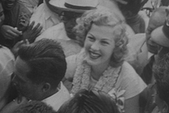 Kuva: Armi Kuusela v�kijoukon keskell� Manilassa. YLE kuvanauha.