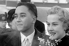 Kuva: Armi Kuusela ja Gil Hilario Helsinki-Vantaan lentokent�ll�. YLE kuvanauha.