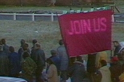 Kuva: Tihin palaavia kaivoslakkolaisia vuonna 1985. YLE kuvanauha.