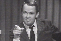 Kuva: Ohjaaja Kalle Holmberg osoittaa haastattelijaa. YLE kuvanauha.  