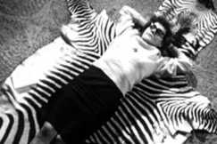 Kuva: Eeva-Liisa Manner lep�� seeprataljalla. (1968) YLE kuvanauha. 