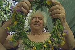 Kuva: Tarmo Manni kylpee puupaljussa. YLE kuvanauha. 