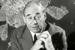 Kuva: Arkkitehti Alvar Aalto Helsingin kartan edess�. (1962) YLE kuvanauha.
