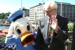 Kuva: Carl Barks ja Aku Ankka Helsingiss�. (1994) YLE kuvanauha.