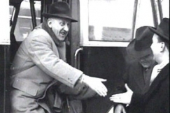 Kuva: Kirjailija Haldor Laxness astuu laivabussista Helsingiss�. (1956) YLE kuvanauha.