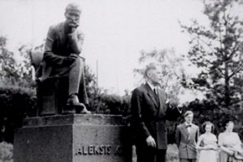 Kuva: Juhlatilaisuus Aleksis Kiven patsaalla Nurmij�rvell�. (1951) YLE kuvanauha.