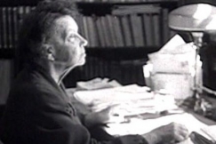 Kuva: Runoilija L. Onerva ty�p�yt�ns� ��ress�. (1952) YLE kuvanauha.