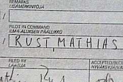 Kuva: Rustin lupakirja Malmin lentoasemalla. YLE kuvanauha.