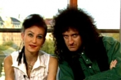 Kuva: Toimittaja Heli Nevakare ja Brian May. (1992) YLE kuvanauha.