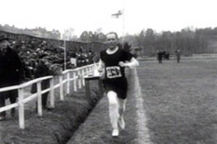 Kuva: Paavo Nurmi juoksee Helsingin Pallokent�ll�. (1926) YLE kuvanauha.