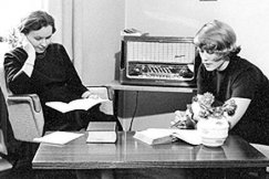 Kuva: Pirkko Ruohonen ja Inkeri Mikkola kuuntelevat radiota. (1950-luku)