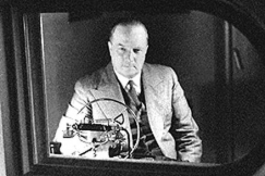 Kuva: Markus Rautio studiolasin takana. 