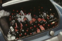 Kuva: Viinapulloja auton takakontissa. YLE kuvanauha.