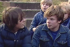 Kuva: Pojat pohtivat vanhempien ja lasten v�list� suhdetta. YLE kuvanauha. 