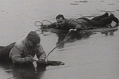 Kuva: Miehen k�si n�kyy avannosta. YLE kuvanauha.